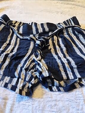 🍁5/$20 Bundle 🍁Striped Navy and White Women’s Tie-Waist Shorts